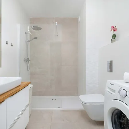 Modern With Parking And Workspace By Renters *